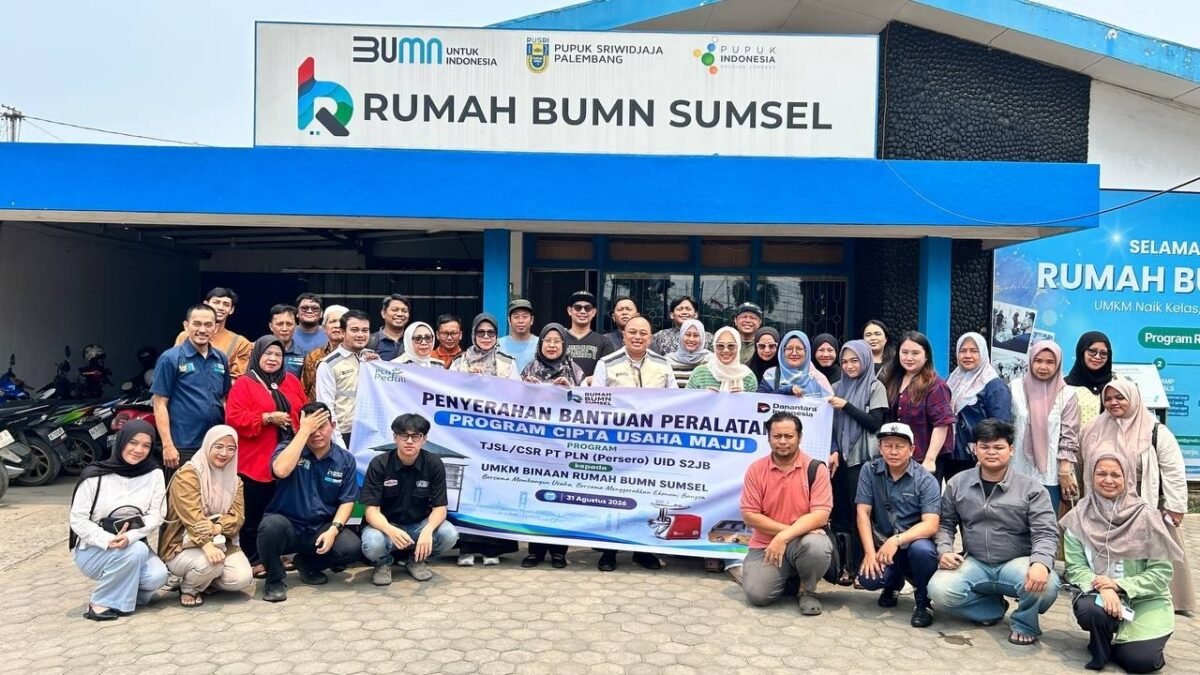 PLN UID S2JB menyerahkan bantuan kepada 42 UMKM binaan Rumah BUMN Sumsel untuk penguatan fondasi usaha.