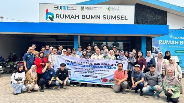 PLN UID S2JB menyerahkan bantuan kepada 42 UMKM binaan Rumah BUMN Sumsel untuk penguatan fondasi usaha.