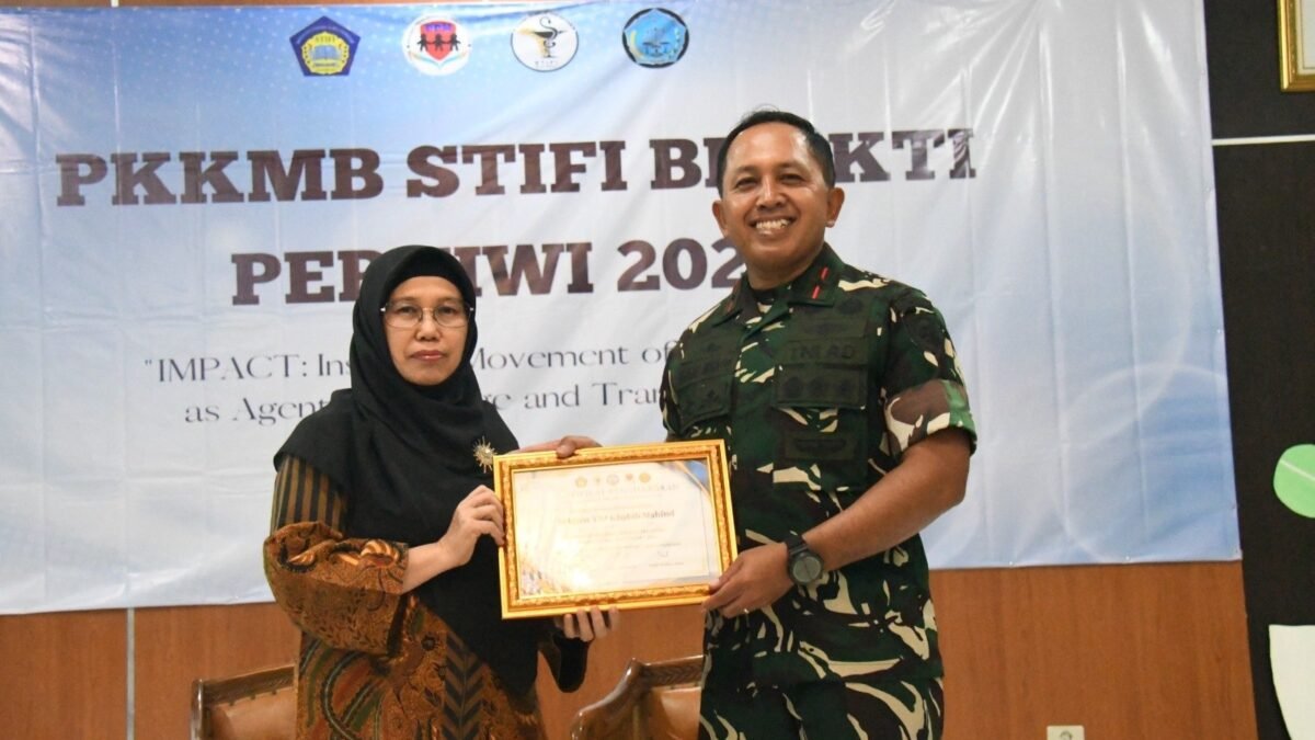 Danrem 044/Gapo Brigjen TNI Khabib Mahfud memberikan pembekalan kepada mahasiswa tangguh berkarakter di STIFI Bhakti Pertiwi Palembang.