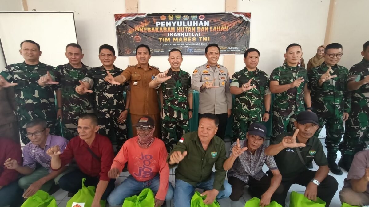 Brigjen TNI Edi Rohmatulah saat sosialisasi penanganan Karhutla di Muara Enim bersama Kodim 0404