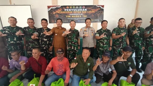 Brigjen TNI Edi Rohmatulah saat sosialisasi penanganan Karhutla di Muara Enim bersama Kodim 0404