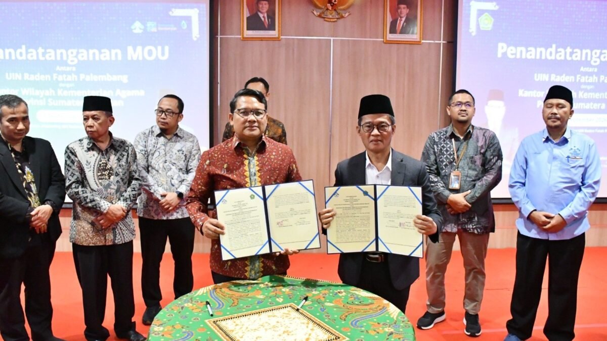 Kakanwil Kemenag Sumsel Syafitri Irwan bersama Rektor UIN Raden Fatah Muhammad Adil saat penandatanganan kerja sama dan apresiasi PLN.
