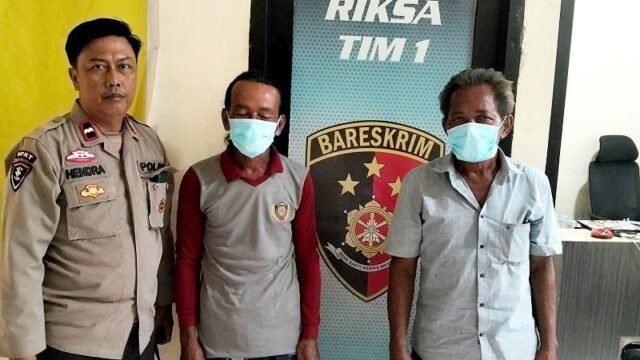 Petugas kepolisian dan tim gabungan memadamkan api kebakaran lahan di Sako Palembang