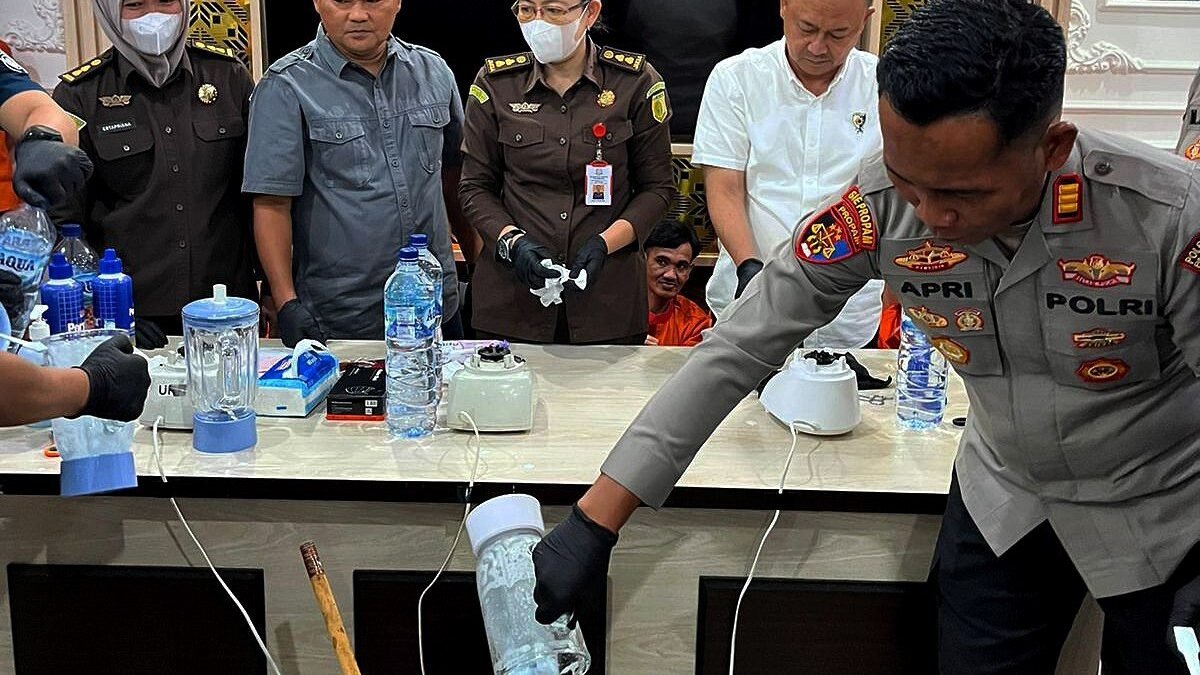 Petugas kepolisian Satresnarkoba Polrestabes Palembang memusnahkan barang bukti sabu dan ekstasi di Palembang.