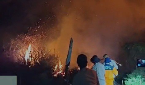 Petugas gabungan TNI-Polri dan BPBD padamkan karhutla di Ogan Ilir