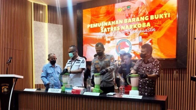 Wakapolres Muba Kompol Helmi Ardiansyah memimpin pemusnahan sabu 1,46 kg di Polres Muba.