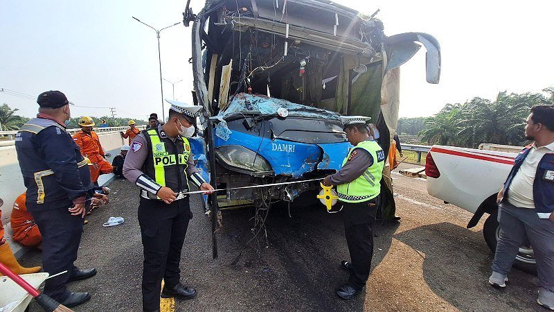 Ilustrasi kecelakaan beruntun di Tol Palindra yang melibatkan Bus DAMRI dan dua kendaraan lain