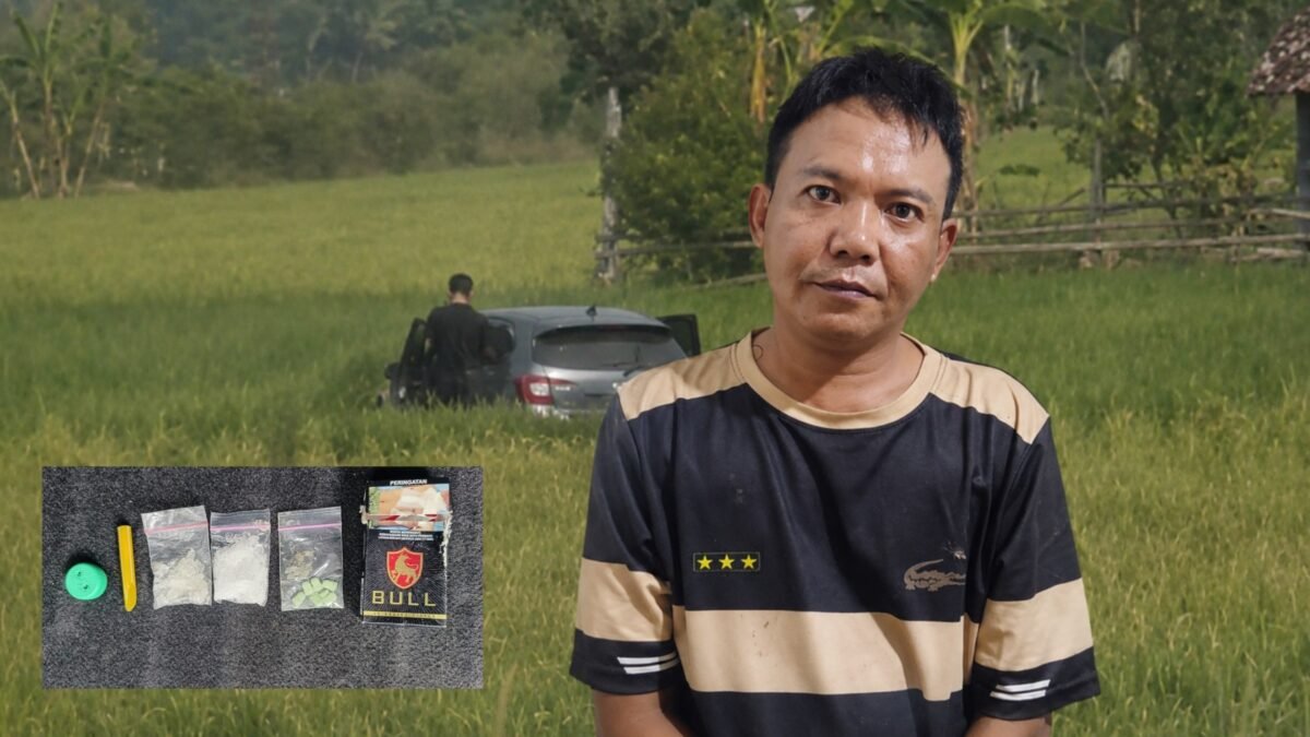 Petugas Satres Narkoba Polres OKU Timur mengamankan pria terduga penangkapan narkoba di Martapura.
