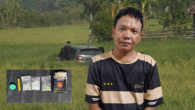 Petugas Satres Narkoba Polres OKU Timur mengamankan pria terduga penangkapan narkoba di Martapura.