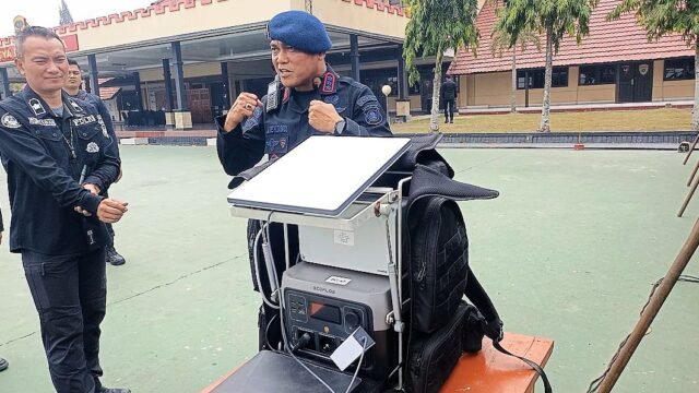 Personel Brimob Sumsel menggunakan Starlink portabel untuk komunikasi di operasi Karhutla