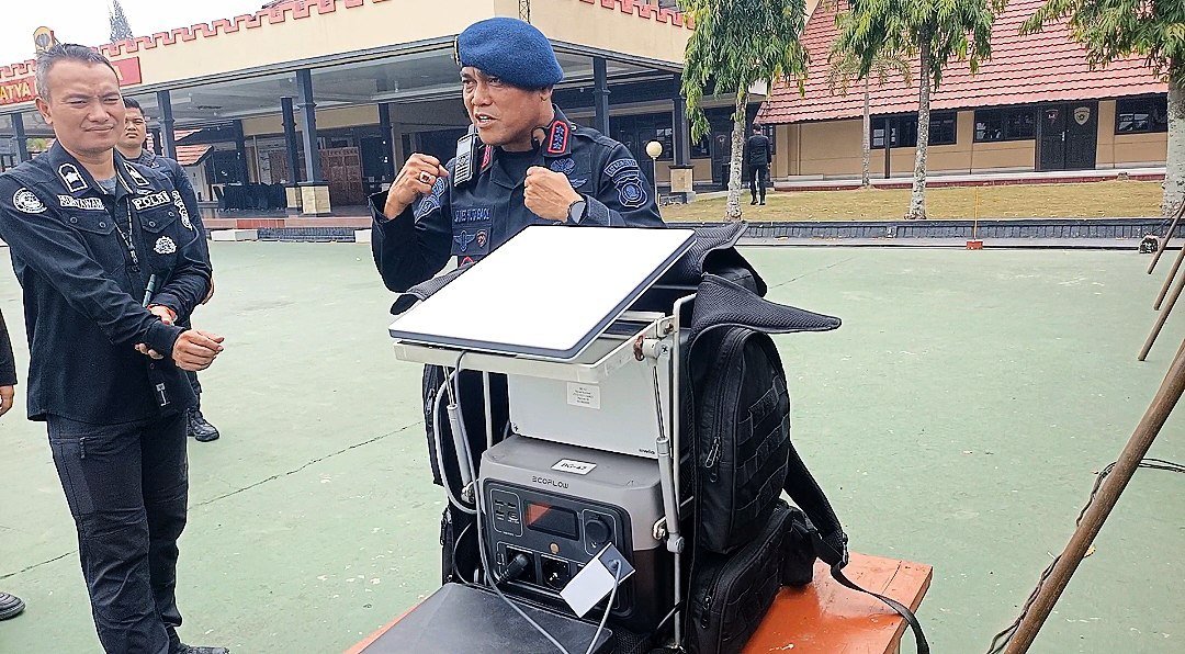 Personel Brimob Sumsel menggunakan Starlink portabel untuk komunikasi di operasi Karhutla