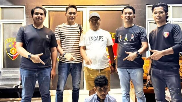 Petugas Polres Prabumulih mengamankan terduga pelaku pencurian lapak jualan di Prabumulih.