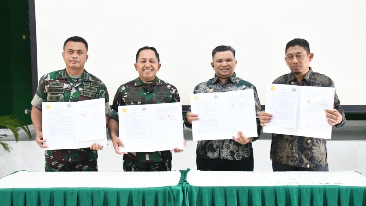 Danrem 044/Gapo Brigjen TNI Khabib Mahfud saat rapat koordinasi evaluasi program cetak sawah di Sumsel
