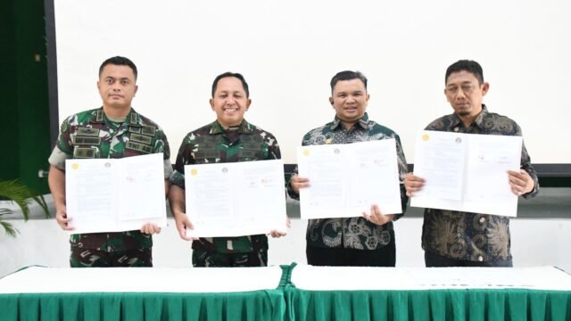 Danrem 044/Gapo Brigjen TNI Khabib Mahfud saat rapat koordinasi evaluasi program cetak sawah di Sumsel