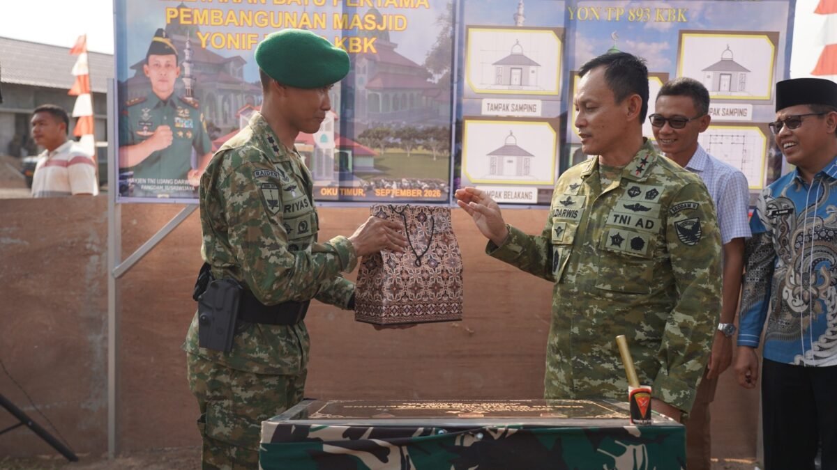 Pangdam II/Sriwijaya Mayjen TNI Ujang Darwis meletakkan batu pertama pembangunan Masjid Baitul Hikmah Komering di Yonif TP 893/KBK.