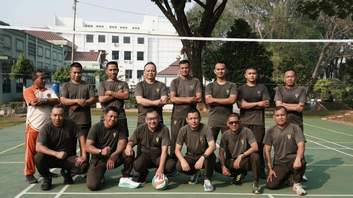 Pangdam II/Swj Mayjen TNI Ujang Darwis memimpin olahraga bersama prajurit dan PNS