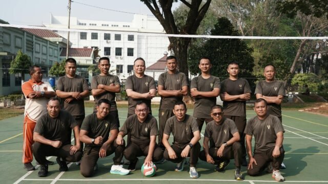 Pangdam II/Swj Mayjen TNI Ujang Darwis memimpin olahraga bersama prajurit dan PNS