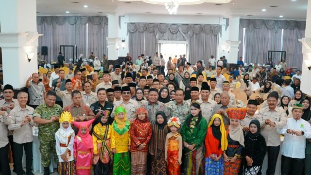 Gubernur Herman Deru saat mengukuhkan pengurus FEK Sumsel, berharap forum ini jadi benteng budaya.