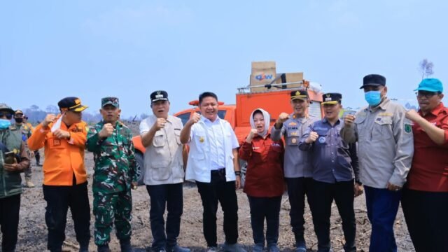 Gubernur Herman Deru meninjau lokasi Karhutla di Muba dan berdiskusi dengan tim Satgas penanggulangan.