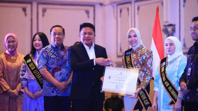 Gubernur Herman Deru menerima apresiasi dari Perpusnas RI atas penguatan literasi Sumsel