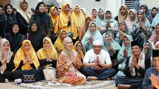 Feby Herman Deru mengajak ibu-ibu meneladani akhlak Nabi Muhammad SAW saat pengajian Maulid Nabi.