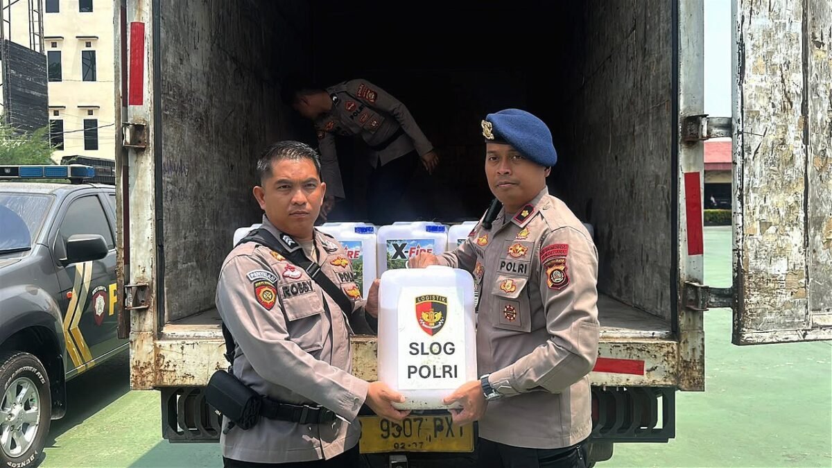 Personel Polda Sumsel mendistribusikan cairan X-Fire untuk penanganan karhutla