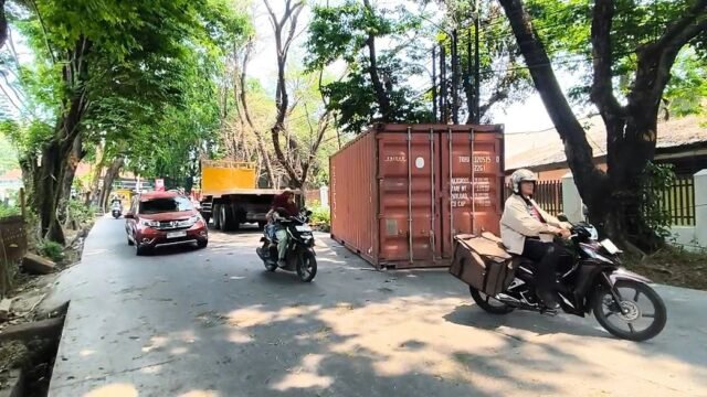 Truk kontainer bermuatan semen terguling di Jalan Residen Awaludin Palembang setelah menyenggol pohon.