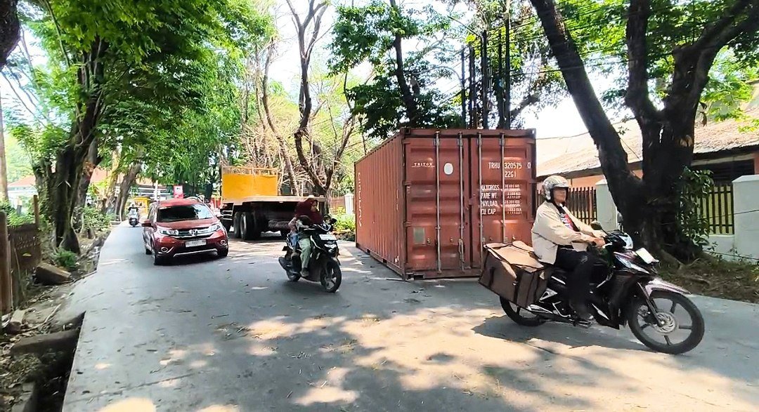 Truk kontainer bermuatan semen terguling di Jalan Residen Awaludin Palembang setelah menyenggol pohon.