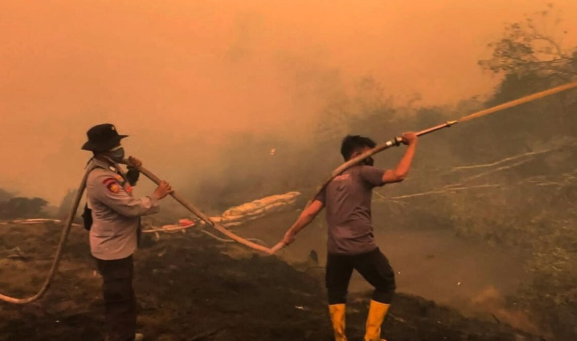 Tim gabungan memadamkan karhutla lahan gambut di Muara Enim
