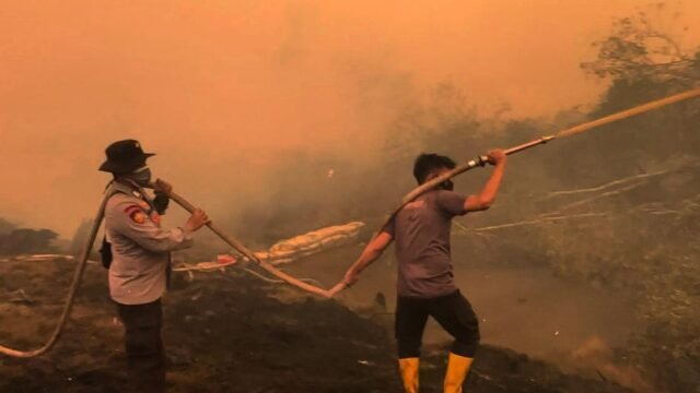 Tim gabungan memadamkan karhutla lahan gambut di Muara Enim