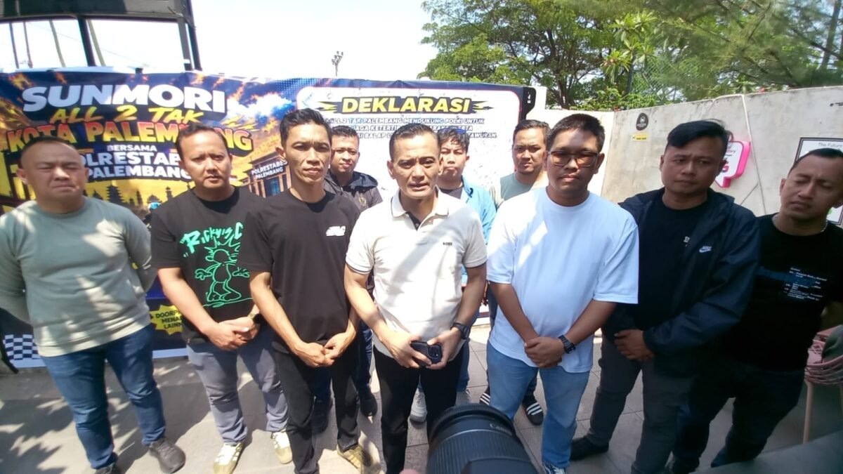Kapolrestabes Palembang Kombes Pol Sonny Mahar bersama anggota komunitas motor All 2 Tak Palembang mengampanyekan penolakan balap liar.
