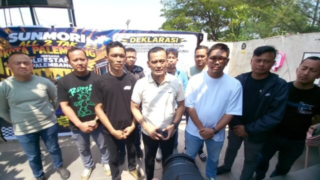 Kapolrestabes Palembang Kombes Pol Sonny Mahar bersama anggota komunitas motor All 2 Tak Palembang mengampanyekan penolakan balap liar.