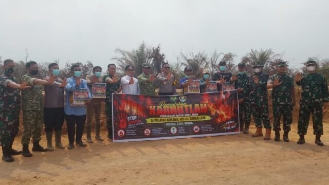 Tim Penyuluhan Karhutla Mabes TNI meninjau lokasi kebakaran lahan di Babat Supat, Musi Banyuasin.
