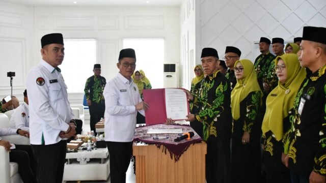 Kakanwil Kemenag Sumsel Syafitri Irwan mengukuhkan Pokjawas Madrasah Sumsel untuk mewujudkan madrasah ramah anak dan berkualitas.