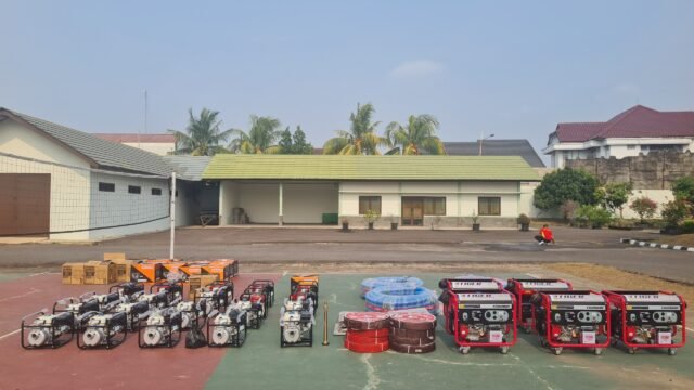 Personel Kodam II/Sriwijaya menyalurkan materiel sumur bor bantuan Presiden Prabowo untuk penanganan Karhutla di Sumatera Selatan.