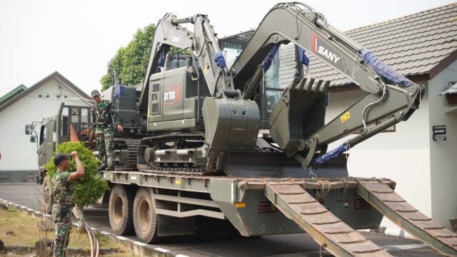 Presiden Prabowo menyerahkan 20 unit ekskavator untuk penanganan Karhutla di Kodam II/Sriwijaya