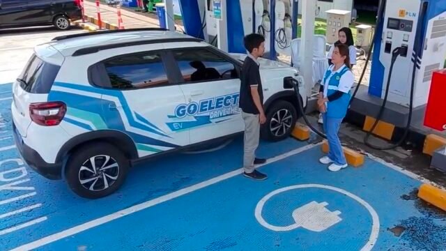 Pengguna mengecek antrean SPKLU melalui fitur AntreEV di aplikasi PLN Mobile