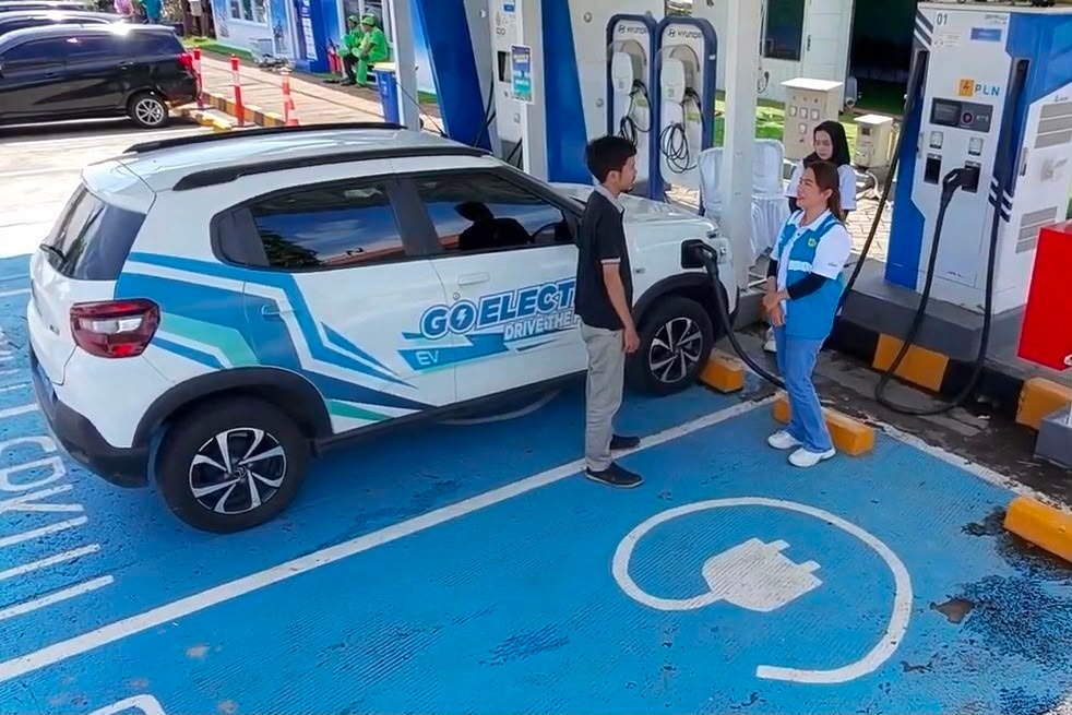 Pengguna mengecek antrean SPKLU melalui fitur AntreEV di aplikasi PLN Mobile