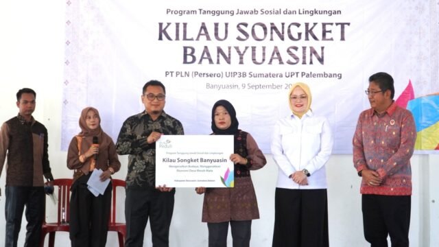 Perajin Songket Banyuasin menenun kain motif Kembang Pedade yang didukung program PLN
