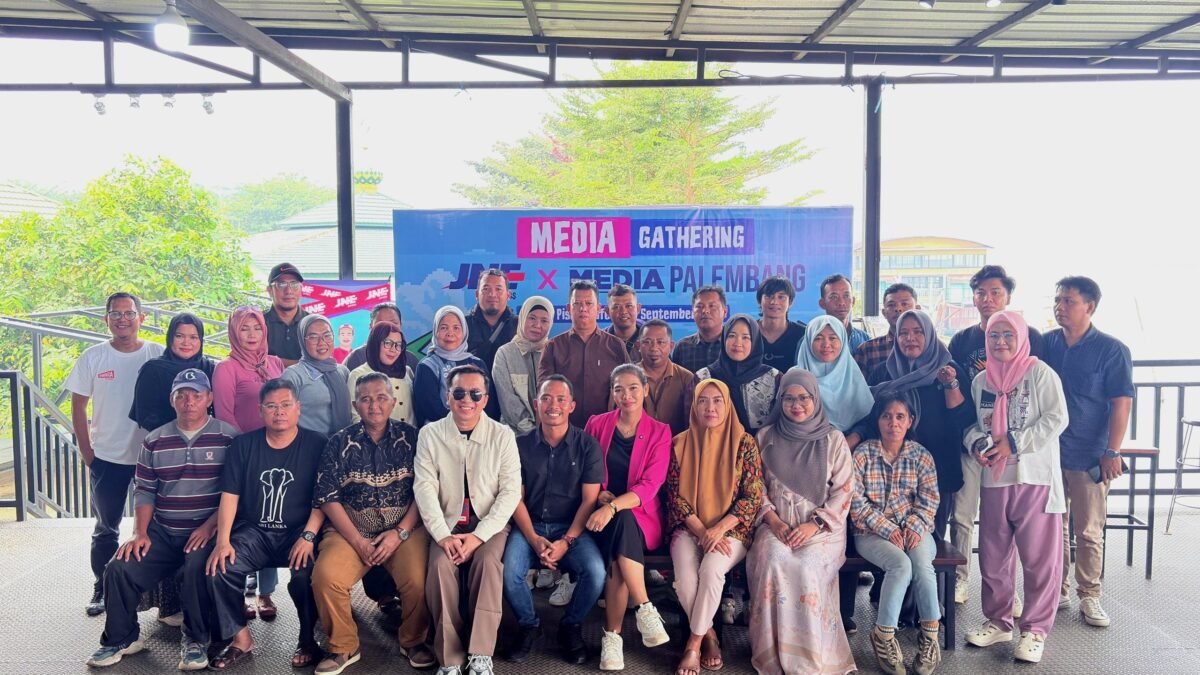 Suasana akrab Media Gathering JNE Palembang ke-4 bersama insan pers di Agam Cafe Jilid II, Palembang.