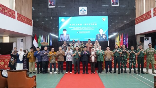 Pangdam II/Swj Mayjen TNI Ujang Darwis memberikan materi bela negara pada Kuliah Iftitah di UIN Raden Fatah Palembang.