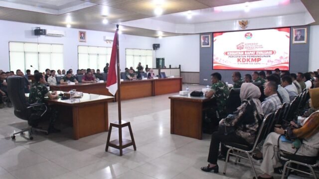 Rapat evaluasi percepatan KDKMP oleh Korem 044/Gapo di Aula Makorem 044/Gapo