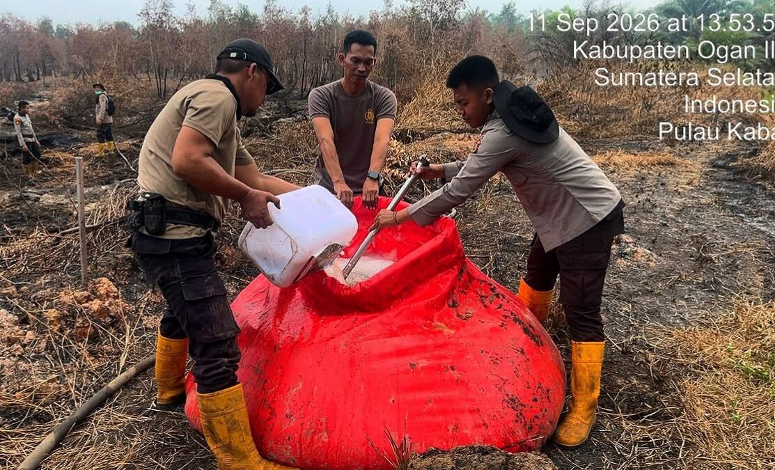Personel Satgas Aman Nusa II Polda Sumsel menggunakan Formula X-Fire untuk mendinginkan lahan gambut di Ogan Ilir
