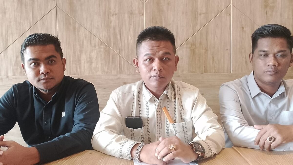 Kuasa hukum Defi Iskandar meminta penahanan tersangka penggelapan mobil rental di Palembang