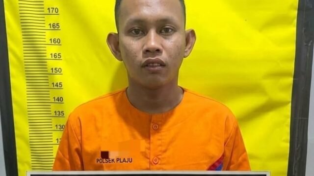 Polisi mengamankan AS, terduga pelaku pembunuhan nenek di Plaju, Palembang.