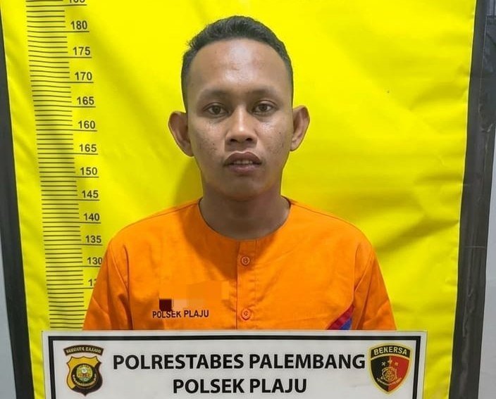 Polisi mengamankan AS, terduga pelaku pembunuhan nenek di Plaju, Palembang.