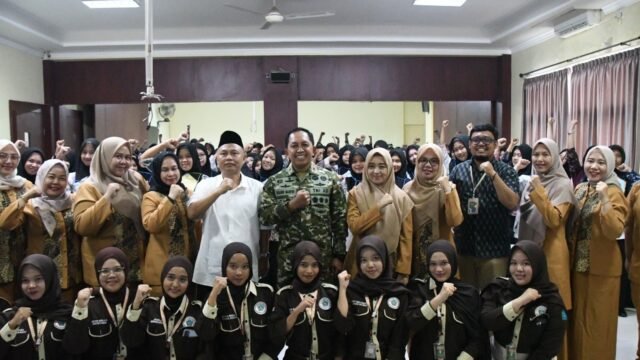 Danrem 044/Gapo Brigjen TNI Khabib Mahfud menyampaikan wawasan kebangsaan kepada mahasiswa baru STIKES Abdurahman Palembang.
