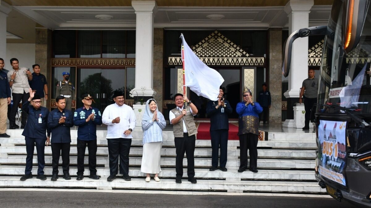 Gubernur Herman Deru melepas Kafilah MTQ Sumsel di Griya Agung Palembang