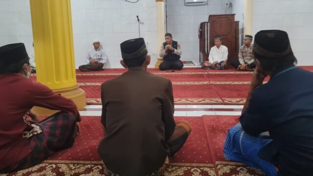 Personel Polsek Lawang Kidul edukasi pencegahan Karhutla kepada warga usai Salat Subuh di Masjid At-Taqwa.