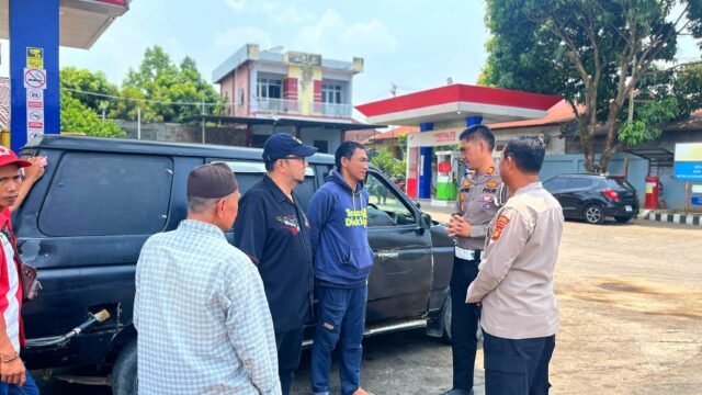 Kasat Lantas Polres Empat Lawang AKP Wahyudin saat mengatur antrean BBM di SPBU Talang Banyu